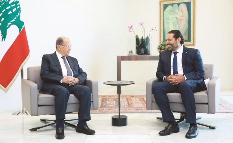 الرئيس اللبناني العماد ميشال عون مستقبلا رئيس الحكومة المكلف سعد الحريري في قصر بعبدا أمس -(محمود الطويل)﻿