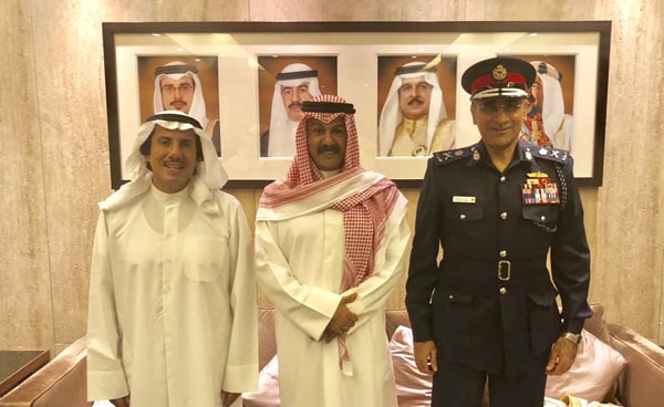 اللواء الشيخ سالم النواف أثناء وصوله المنامة وفي استقباله السفير الشيخ عزام الصباح واللواء علاء سيادي