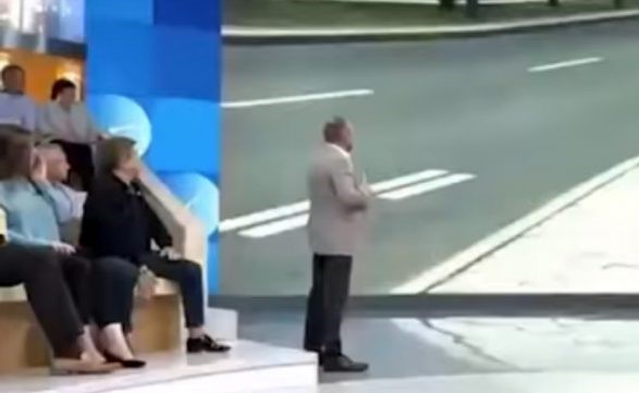 بالفيديو.. الاعتداء على مراسل قناة روسية على الهواء مباشرة بجمهورية دونيتسك