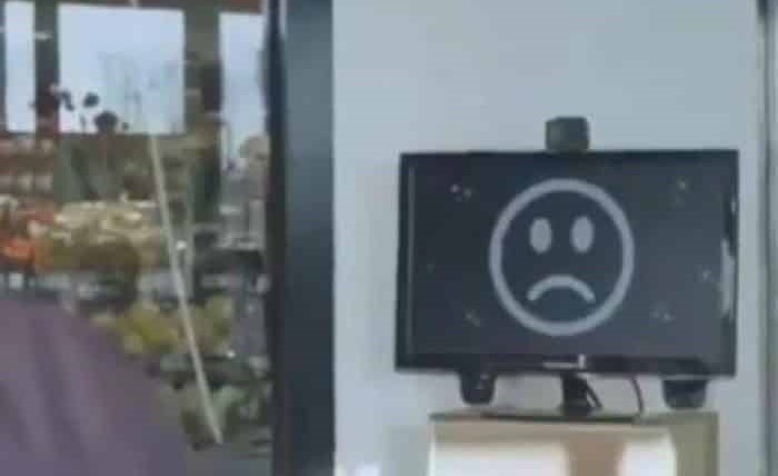 بالفيديو.. مجمع تجاري دانماركي يشترط الابتسامة لفتح أبوابه أمام زبائنه