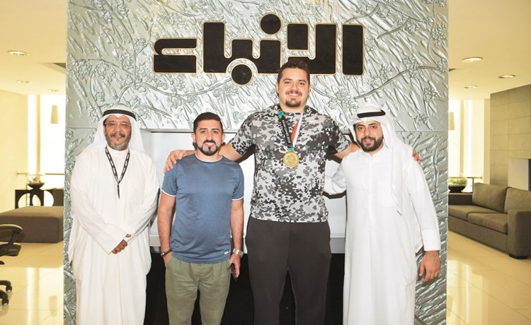 الزملاء مدير التحرير محمد بسام الحسيني ومبارك الخالدي ومدير العلاقات العامة يوسف ابراهيم مع البطل عيسى الزنكوي في ديوانية الأنباء	(قاسم باشا)﻿