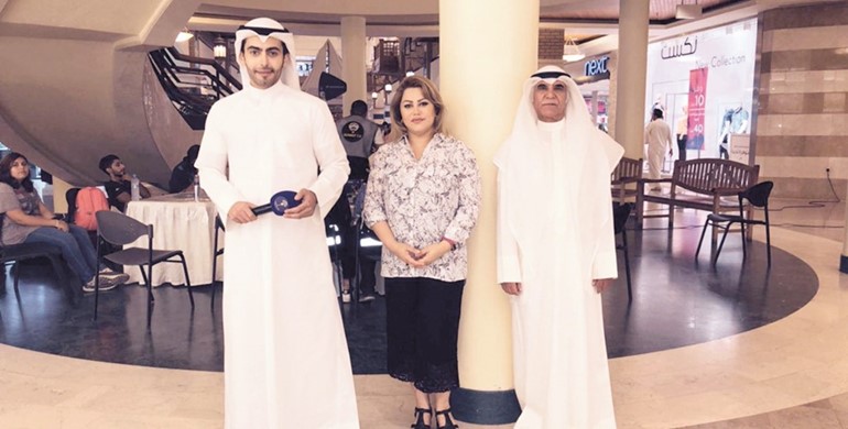 الطباخ تتوسط مخرج البرنامج راشد السبيعي وزميلها محمد خليفة﻿