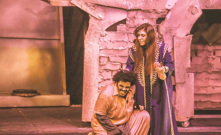 هيفاء عادل مع محمد الحملي في المسرحية﻿