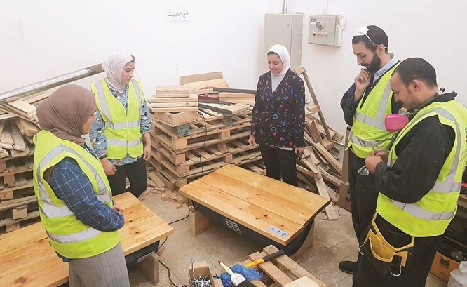 رئيسة مهندسون بلا حدود م.زينب القراشي تطلع على بعض منتجات المهندسين﻿