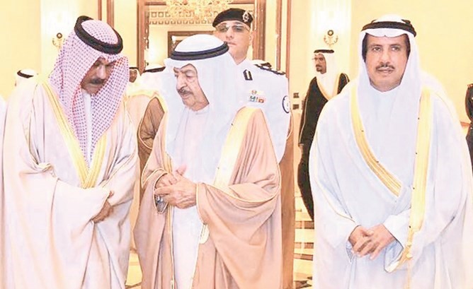 صاحب السمو الملكي الأمير خليفة بن سلمان مستقبلا اللواء الشيخ سالم النواف بحضور السفير الشيخ عزام الصباح﻿