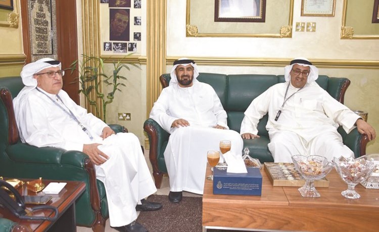 علي الريس والسفير رحمة الزعابي خلال الزيارة ﻿