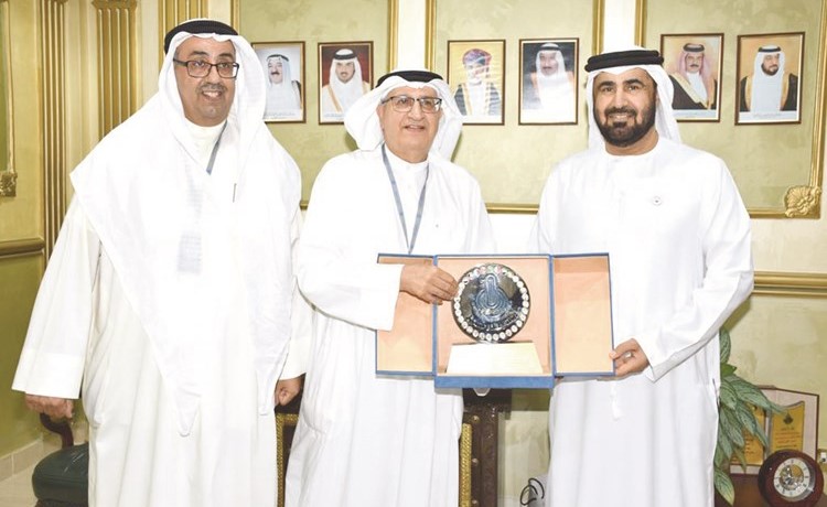 علي الريس مكرما السفير الإماراتي رحمة الزعابي﻿