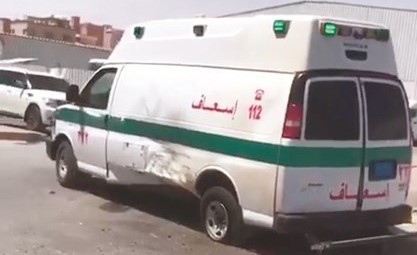 سيارة الإسعاف وقد لحقت بها أضرار وتلفيات﻿
