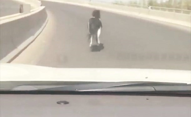 لقطة من الفيديو للحصان راكضا على الجسر الفاصل بين الجابرية والسرة﻿