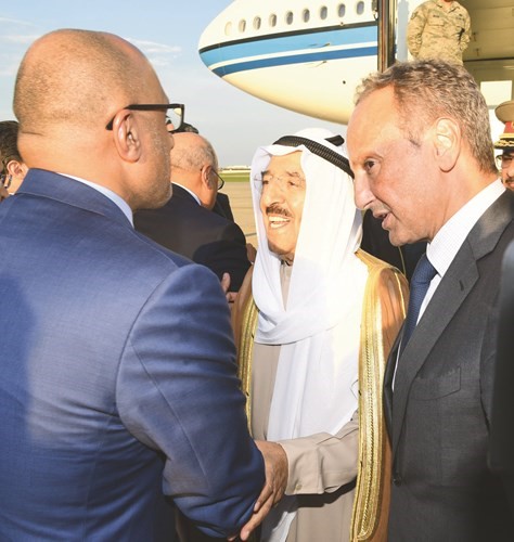 صاحب السمو مصافحا احد مستقبليه ﻿