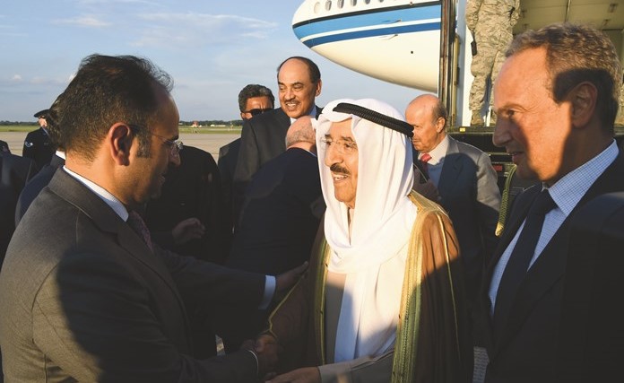 صاحب السمو الامير مصافحا د.نايف الحجرف ﻿