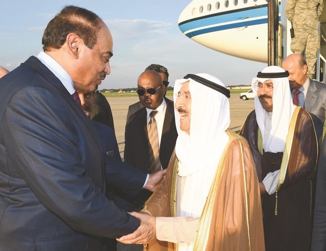 صاحب السمو الامير الشيخ صباح الاحمد مصافحا الشيخ صباح الخالد ﻿