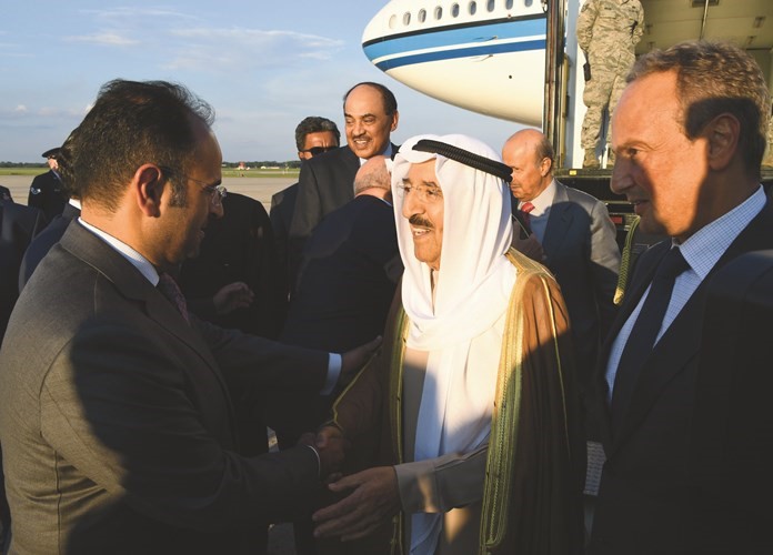 صاحب السمو الامير مصافحا د.نايف الحجرف ﻿