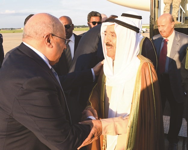 صاحب السمو مصافحا الشيخ خالد الجراح ﻿