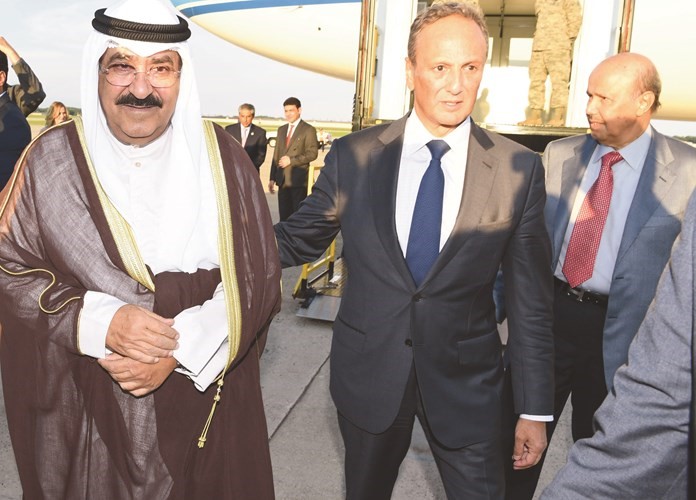 الشيخ سالم العبدالله مرحبا بالشيخ مشعل الأحمد ويبدو السفير أحمد فهد الفهد﻿