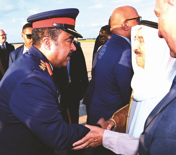 صاحب السمو الامير مصافحا احد مستقبليه ﻿