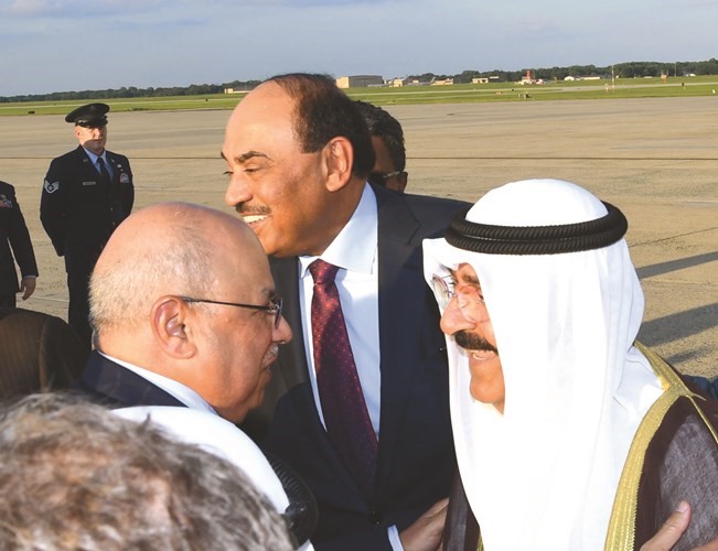 الشيخ مشعل الأحمد لدى وصوله وفي استقباله الشيخ صباح الأحمد والشيخ خالد الجراح ﻿