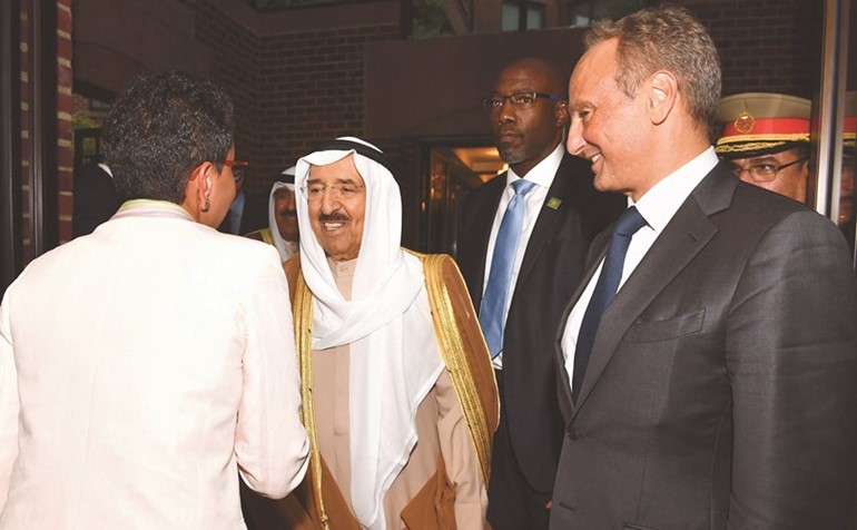 صاحب السمو مصافحا السفيرة ريم الخالد ﻿
