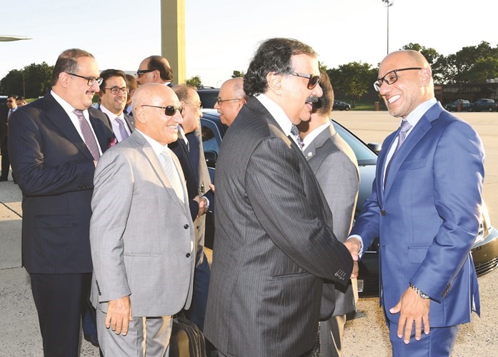 خالد الجارالله والمستشار محمد أبوالحسن يصافحان مستقبليهما ﻿