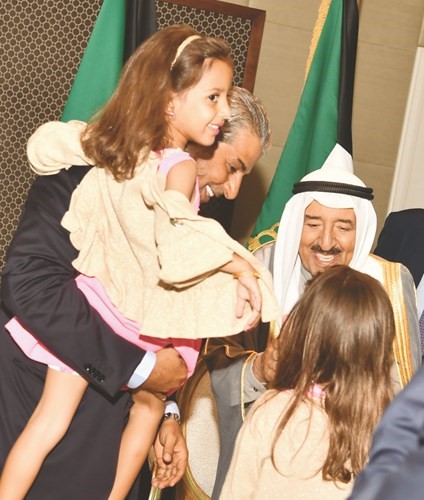 صاحب السمو مصافحا احدى الزهرات ﻿