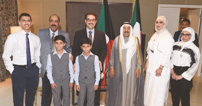 سمو الأمير مع احدى الأسر ﻿