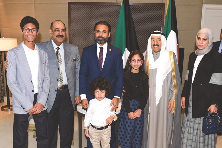 سمو الأمير مع احدى الأسر ﻿