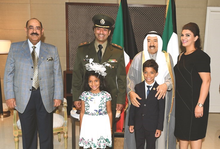 صاحب السمو الأمير مع احدى الأسر الحضور ﻿