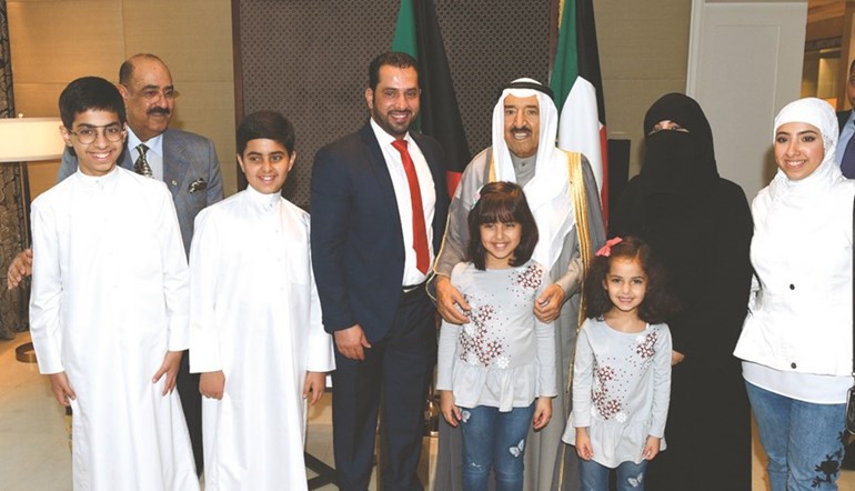 أسرة كويتية مع صاحب السمو الأمير والشيخ مشعل الأحمد ﻿