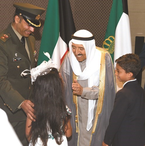 سمو الأمير مصافحا زهرة ﻿