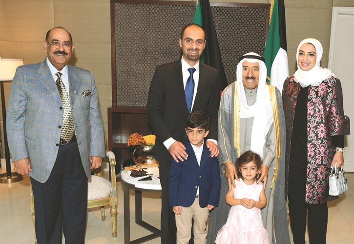سمو الأمير مع إحدى الأسر ﻿