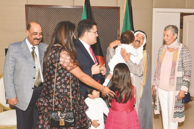 سمو الأمير محتضنا أحد الأطفال ﻿