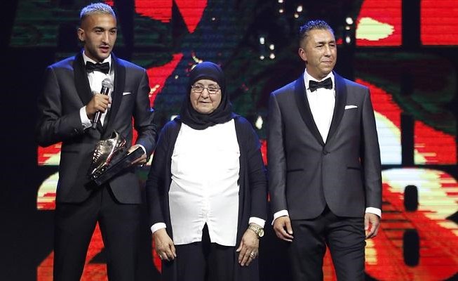 شاهد.. اعجاب هائل بفيديو النجم المغربي زياش لاصطحابه والدته المحجبة في تتويجه بأفضل لاعب بهولندا