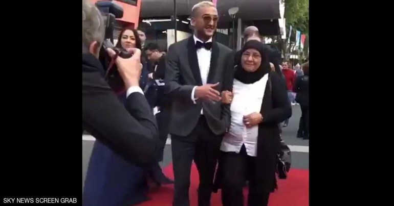 شاهد.. اعجاب هائل بفيديو النجم المغربي زياش لاصطحابه والدته المحجبة في تتويجه بأفضل لاعب بهولندا