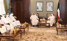 سمو رئيس الوزراء الشيخ جابر المبارك خلال استقباله وزير التربية ووكلاء الوزارة 