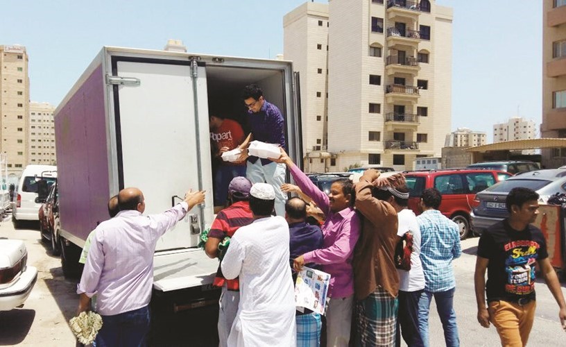 متطوعو التجارية العقارية يوزعون الوجبات على المتعففين﻿