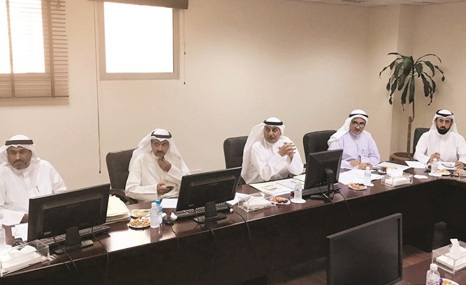 عدد من أعضاء اللجنة العليا خلال الاجتماع﻿