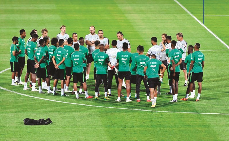 بيتزي يتحدث للاعبين قبل بداية تدريبات الاخضر السعودي ﻿