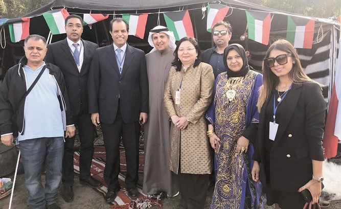 علي السعيد وسيف الشلاحي وسفيرة قيرغيزيا لدى الكويت مع عدد من المشاركين﻿