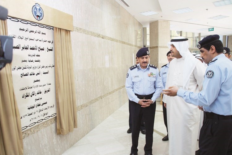 الوزير أنس الصالح يزيح الستار ايذانا بتدشين المبنى للعمل بحضور الفريق خالد المكراد واللواء خالد عبدالله فهد ﻿