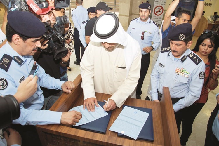 يطلع على إحدى المعاملات ويوقع عليها ﻿