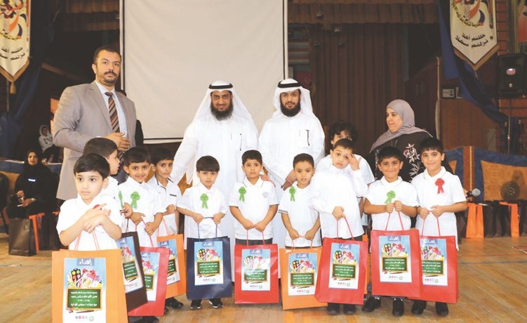 مساعد العجمي وصلاح العازمي ومحمد عبدالمنعم خلال توزيع الهدايا﻿