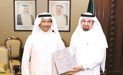 سمو الشيخ جابر المبارك يتلقى أطروحة الدكتوراه من د.حسين الحمادي ﻿