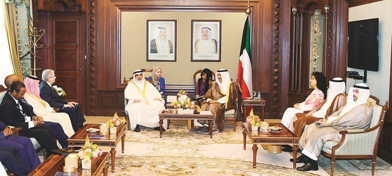 سمو الشيخ جابر المبارك مستقبلا عادل الصرعاوي ورؤساء الوفود المشاركة في اجتماع لجنة بناء القدرات﻿