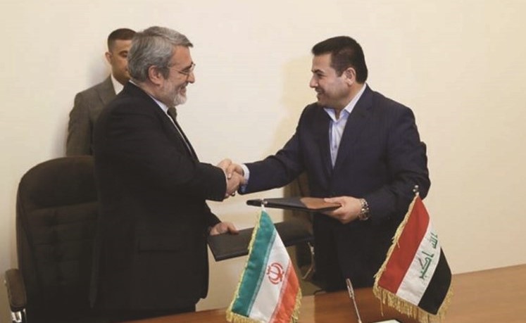 وزيرا داخلية ايران والعراق عقب توقيعهما مذكرات تفاهم في بغداد امس﻿