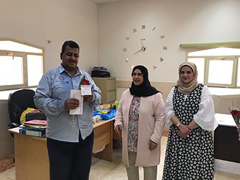 مديرة منطقة العاصمة تُكرّم معلمات وموظفي مدرسة نسيبة لمساهمتهم بسرعة إخماد الحريق
