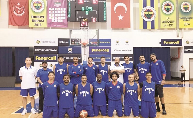 أعضاء الجهازين الإداري والفني ولاعبو المنتخب قبل لقاء فنربخشة ﻿