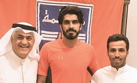 عبدالرحمن العنزي يتوسط يوسف بوسكندر وجراح الظفيري ﻿