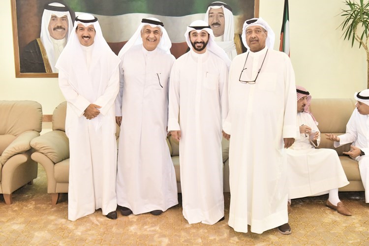 الشيخ أحمد الجابر وحسين بوسكندر ويوسف بو سكندر يهنئون د.صقر الملا	(محمد هنداوي)﻿