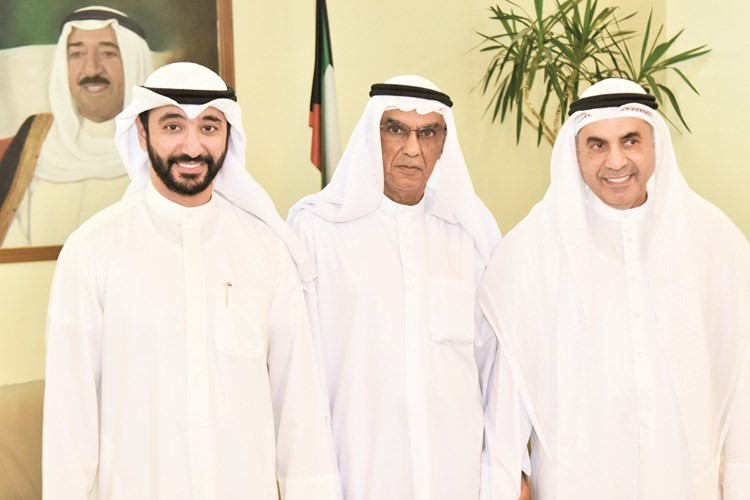 د.عبدالله الطريجي وفهد الصولة يباركان للملا﻿