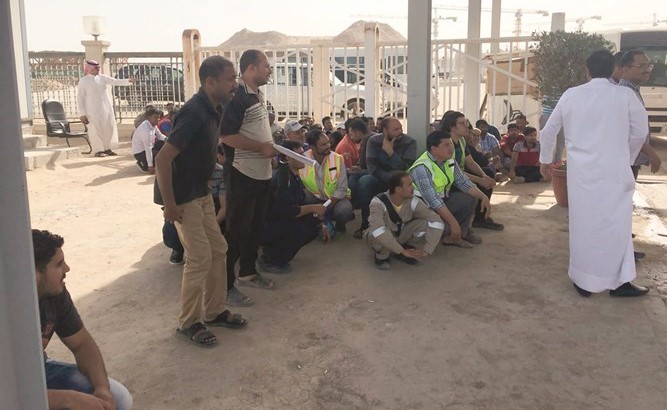 صورة أرشيفية من جولة اللجنة المشتركة في مواقع العمل في جامعة الشدادية على العمالة الوافدة مخالفي الاقامة﻿